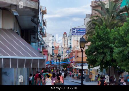 CALELLA, SPANIEN - 16. JULI 2013: Menschen auf der Straße im Zentrum von Calella. Stadt an der Costa Brava - ein beliebtes Urlaubsziel von Touristen her Stockfoto