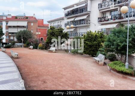 CALELLA, SPANIEN - 16. JULI 2013: Auf der Straße im Zentrum von Calella. Stadt an der Costa Brava - ein beliebtes Urlaubsziel von Touristen aus allen E Stockfoto