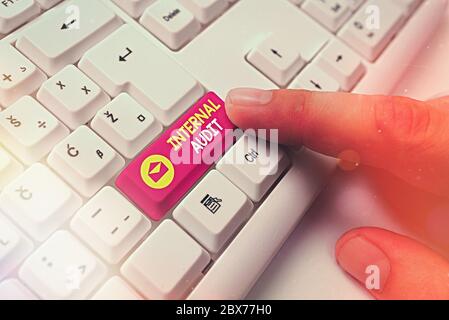 Schreiben Sie einen Hinweis mit interner Revision. Business Concept for bewertet die objektive Sicherung zur Verbesserung des Betriebs eines Unternehmens Stockfoto