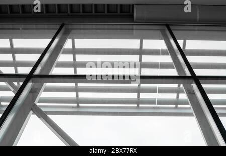 Moderne Glasfassade am Flughafen. Moderne Architektur, Glas und Metall. Stockfoto