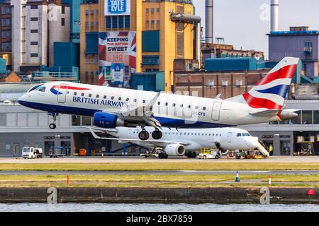 London, Großbritannien - 7. Juli 2019: British Airways BA CityFlyer Embraer 170 Flugzeug London City Airport (LCY) in Großbritannien. Stockfoto