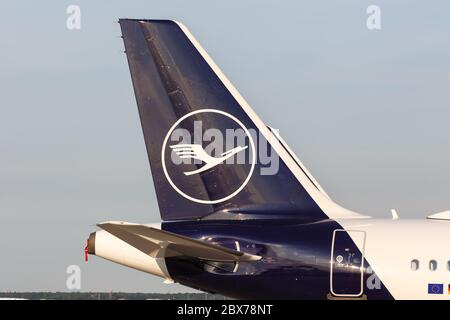 Frankfurt, Deutschland - 27. Mai 2020: Lufthansa Airbus Kran Logo-Flugzeugabzeichen am Flughafen Frankfurt (FRA) in Deutschland. Stockfoto