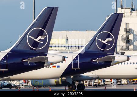 Frankfurt, Deutschland - 27. Mai 2020: Lufthansa Airbus Kran Logo Flugzeuge Schwänze am Flughafen Frankfurt (FRA) in Deutschland. Stockfoto