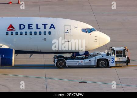 Atlanta, Georgia - 2. April 2019: Delta Air Lines Boeing 737-700 Flugzeug am Atlanta Flughafen (ATL) in Georgia. Boeing ist ein amerikanischer Flugzeughersteller Stockfoto