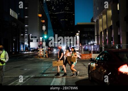 Dallas, Texas / USA - 30 2020. Mai: Protestierende marschieren durch die Straßen von Dallas, um gegen den Tod von George Floyd zu protestieren. Stockfoto