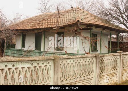 Traditionelles einfaches Haus mit einer Warp um Veranda in Silistea Gumesti, Rumänien Stockfoto