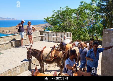 Rhodos, Griechenland - 14. Mai 2018: Eseltaxi-Station auf dem Akropolis-Hügel in Lindos auf der Insel Rhodos Stockfoto