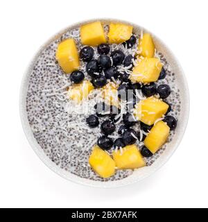 Chia-Samenpudding mit Mango, Heidelbeeren und Kokosnuss. Draufsicht, isoliert auf Weiß. Stockfoto