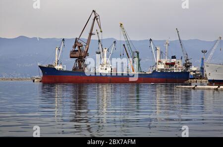 Schiff im Hafen. Rijeka. Kroatien Stockfoto