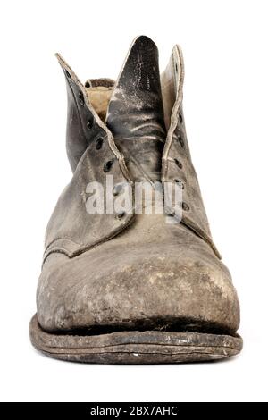 Alte abgenutzte Stiefel, isoliert auf weiß, Vorderansicht. Stockfoto