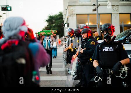 Dallas, Texas / USA - 30 2020. Mai: Protestierende marschieren durch die Straßen von Dallas, um gegen den Tod von George Floyd zu protestieren. Stockfoto