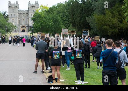 Windsor, Großbritannien. Juni 2020. Hunderte von Jugendlichen bereiten sich auf einen friedlichen protestmarsch in Solidarität mit der Bewegung Black Lives Matter vor. Der marsch, entlang des langen Spaziergangs vor Windsor Castle, wurde kurzfristig von Jessica Christie auf Antrag ihrer Tochter Yani, im Alter von 12 Jahren, nach dem Tod von George Floyd, während in der Obhut von Polizeibeamten in Minneapolis in den Vereinigten Staaten organisiert. Quelle: Mark Kerrison/Alamy Live News Stockfoto