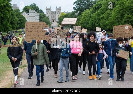 Windsor, Großbritannien. Juni 2020. Hunderte von Jugendlichen nehmen an einem friedlichen protestmarsch in Solidarität mit der Bewegung Black Lives Matter Teil. Der marsch, entlang des langen Spaziergangs vor Windsor Castle, wurde kurzfristig von Jessica Christie auf Antrag ihrer Tochter Yani, im Alter von 12 Jahren, nach dem Tod von George Floyd, während in der Obhut von Polizeibeamten in Minneapolis in den Vereinigten Staaten organisiert. Quelle: Mark Kerrison/Alamy Live News Stockfoto