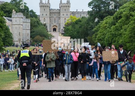 Windsor, Großbritannien. Juni 2020. Hunderte von Jugendlichen nehmen an einem friedlichen protestmarsch in Solidarität mit der Bewegung Black Lives Matter Teil. Der marsch, entlang des langen Spaziergangs vor Windsor Castle, wurde kurzfristig von Jessica Christie auf Antrag ihrer Tochter Yani, im Alter von 12 Jahren, nach dem Tod von George Floyd, während in der Obhut von Polizeibeamten in Minneapolis in den Vereinigten Staaten organisiert. Quelle: Mark Kerrison/Alamy Live News Stockfoto