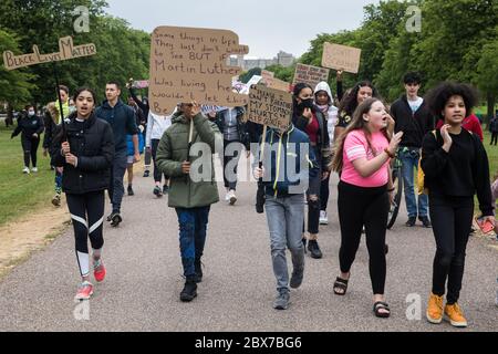 Windsor, Großbritannien. Juni 2020. Hunderte von Jugendlichen nehmen an einem friedlichen protestmarsch in Solidarität mit der Bewegung Black Lives Matter Teil. Der marsch, entlang des langen Spaziergangs vor Windsor Castle, wurde kurzfristig von Jessica Christie auf Antrag ihrer Tochter Yani, im Alter von 12 Jahren, nach dem Tod von George Floyd, während in der Obhut von Polizeibeamten in Minneapolis in den Vereinigten Staaten organisiert. Quelle: Mark Kerrison/Alamy Live News Stockfoto