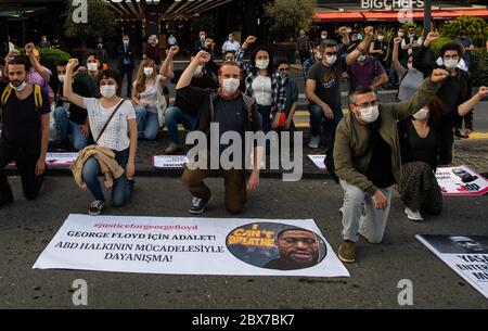 Istanbul, Türkei. Juni 2020. Die Menschen nehmen an einem Protest gegen die Ermordung von George Floyd in Istanbul, Türkei, am 5. Juni 2020 Teil. Die Türken haben am Freitag in Istanbul gegen die Ermordung eines unbewaffneten Schwarzen in den Vereinigten Staaten in der vergangenen Woche protestiert. Quelle: Yasin Akgul/Xinhua/Alamy Live News Stockfoto