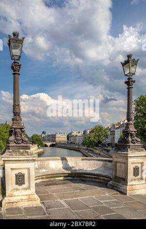 Paris, Frankreich - 3. Juni 2020: Stadtbild von Paris. Blick vom berühmten Pont Neuf mit traditionellem Laternenpfosten. Frankreich. Stockfoto