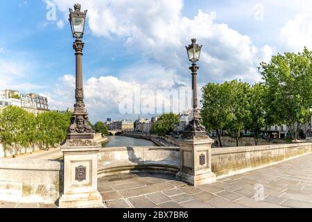 Paris, Frankreich - 3. Juni 2020: Stadtbild von Paris. Blick vom berühmten Pont Neuf mit traditionellem Laternenpfosten. Frankreich. Stockfoto