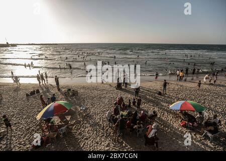 Gaza-Stadt, Palästinensische Gebiete. Juni 2020. Nach der Lockerung der Lockdown-Beschränkungen des Coronavirus (Covid-19) drängen sich die Menschen am Strand von Gaza City. Kredit: Mohammed Talatene/dpa/Alamy Live News Stockfoto