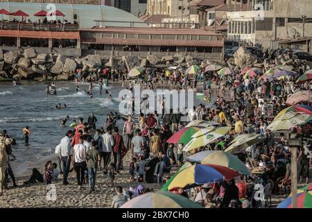 Gaza-Stadt, Palästinensische Gebiete. Juni 2020. Nach der Lockerung der Lockdown-Beschränkungen des Coronavirus (Covid-19) drängen sich die Menschen am Strand von Gaza City. Kredit: Mohammed Talatene/dpa/Alamy Live News Stockfoto