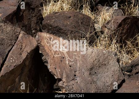 NM00521-00...NEW MEXICO - christliche Kreuze wurden in den 1800er Jahren von mexikanischen Ranchern zu den alten Petroglyphen am Rinconada Canyon in Petroglyph NM hinzugefügt. Stockfoto