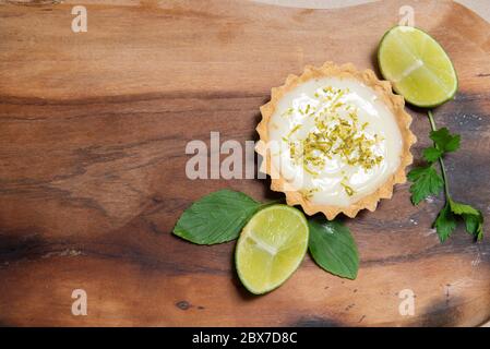 Draufsicht auf traditionelle französische Zitronenschale auf Holz. Zitronenscheiben Ansicht von oben Stockfoto