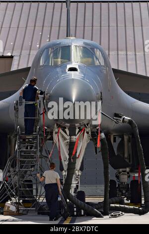 U.S. Air Force 28th Aircraft Maintenance Squadron Airmen führen Vorflugkontrollen an B-1B Lancer Stealth Bomber Flugzeugen vom 28th Bomb Wing auf der Ellsworth Air Force Base durch 7. August 2017 in der Nähe von Rapid City, South Dakota. Stockfoto