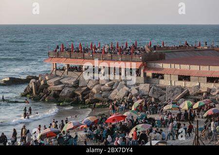 Gaza-Stadt, Palästinensische Gebiete. Juni 2020. Nach der Lockerung der Lockdown-Beschränkungen des Coronavirus (Covid-19) drängen sich die Menschen am Strand von Gaza City. Kredit: Mohammed Talatene/dpa/Alamy Live News Stockfoto