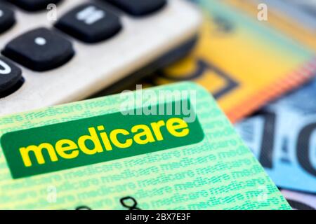 Australische Medicare Karte mit Rechner und Bargeld Hintergrund. Stockfoto