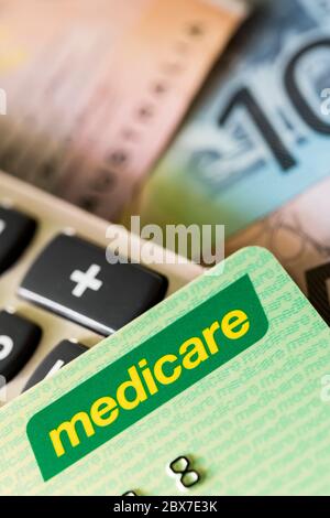 Australische Medicare Karte mit Rechner und Bargeld Hintergrund. Stockfoto