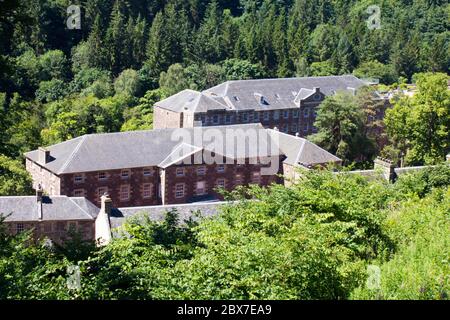 New Lanark, Weltkulturerbe, ist ein einzigartiges Mühlendorf aus dem 18. Jahrhundert, das am Fluss Clyde in South Lanarkshire, Schottland, liegt. Stockfoto