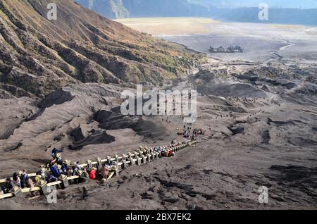 Touristen, die auf den Gipfel des Mount Bromo Vulkan zu Fuß, um den Krater, eine der am meisten besuchten Sehenswürdigkeiten in Ost-Java, Indonesien zu sehen. Stockfoto
