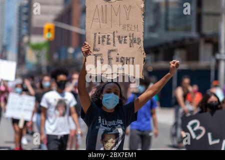 Toronto, Kanada – 5. Juni 2020. Tausende von Protestierenden gingen im Rahmen des protestmarsches für die Veränderung auf die Straße. Sie protestierten gegen Anti-Schwarz-Rassismus und Polizeibrutalität. Der Toronto march war einer von mehreren, die in anderen kanadischen Städten alle am selben Tag statt. Mark Spowart/Alamy Live News Stockfoto