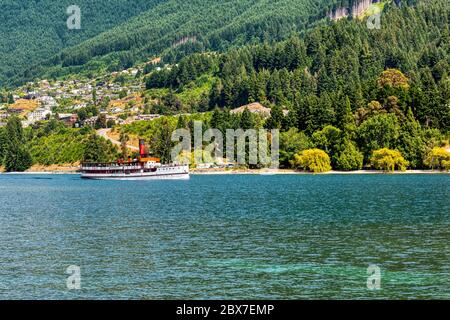 Das legendäre Dampfschiff TSS Earnslaw am Lake Wakatipu in Queenstown auf der Südinsel Neuseelands Stockfoto