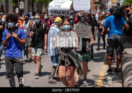 Toronto, Kanada – 5. Juni 2020. Tausende von Protestierenden gingen im Rahmen des protestmarsches für die Veränderung auf die Straße. Sie protestierten gegen Anti-Schwarz-Rassismus und Polizeibrutalität. Der Toronto march war einer von mehreren, die in anderen kanadischen Städten alle am selben Tag statt. Mark Spowart/Alamy Live News Stockfoto