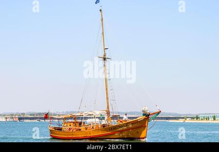 Die Leaozinho, ein Nachbau Karavell Segelschiff für Piratenbootfahrten, auf See in Portimao, Westalgarve, Südportugal Stockfoto