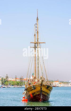 Die Santa Bernarda, eine Nachbildung eines historischen Piratensegelschiffes, das für Bootsfahrten verwendet wird, auf See in Portimao, Westalgarve, Südportugal an einem sonnigen Tag Stockfoto