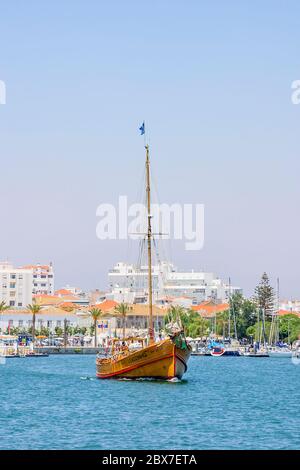 Die Leaozinho, ein Nachbau Karavell Segelschiff für Piratenbootfahrten, auf See in Portimao, Westalgarve, Südportugal Stockfoto