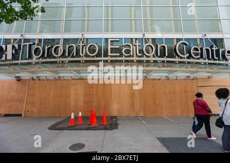 Toronto, Kanada – 5. Juni 2020. Unternehmen, darunter das Toronto Eaton Centre, ergriffen vorbeugende Maßnahmen und gingen an ihre Fenster, bevor der March for Change Protest und andere für das Wochenende geplante Protestmärsche stattfanden. Mark Spowart/Alamy Live News. Stockfoto