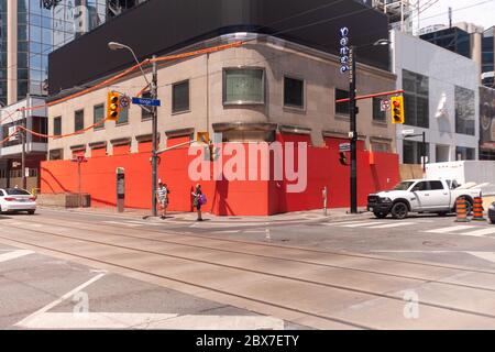 Toronto, Kanada – 5. Juni 2020. Unternehmen, darunter das Toronto Eaton Centre, ergriffen vorbeugende Maßnahmen und gingen an ihre Fenster, bevor der March for Change Protest und andere für das Wochenende geplante Protestmärsche stattfanden. Mark Spowart/Alamy Live News. Stockfoto