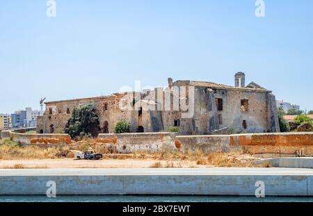 Leere, heruntergefallene Gebäude in Ruinen und ein verlassener LKW am Yachthafen von Portimao, Westalgarve, Südportugal Stockfoto