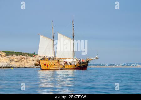 Die Santa Bernarda, ein Nachbau historischen Karavell Piraten Segelschiff für Bootsfahrten, auf See auf einer Tour in Portimao, Westalgarve, Südportugal Stockfoto