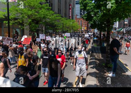 Toronto, Kanada – 5. Juni 2020. Tausende von Protestierenden gingen im Rahmen des protestmarsches für die Veränderung auf die Straße. Sie protestierten gegen Anti-Schwarz-Rassismus und Polizeibrutalität. Der Toronto march war einer von mehreren, die in anderen kanadischen Städten alle am selben Tag statt. Mark Spowart/Alamy Live News Stockfoto