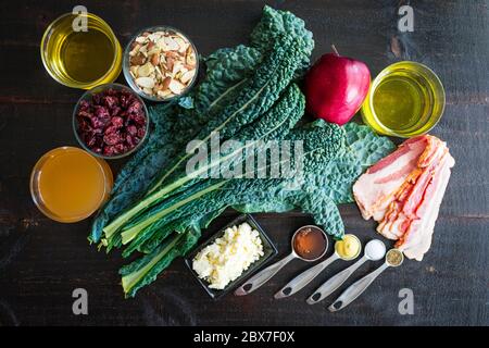 Apfelkranbeer-Speck-Salat Kale Zutaten: Obst, Gemüse, Nüsse und andere Salatzutaten Stockfoto