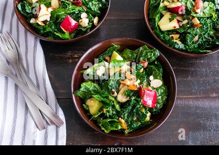 Apfelkranbeer-Speck-Kale-Salat: Knackiger Apfel, getrocknete Cranberries, Feta-Käse, Mandeln, Speck und Grünkohl in einem frischen Herbstsalat Stockfoto