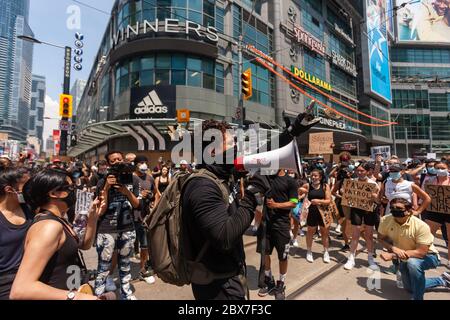 Toronto, Kanada – 5. Juni 2020. Tausende von Protestierenden gingen im Rahmen des protestmarsches für die Veränderung auf die Straße. Sie protestierten gegen Anti-Schwarz-Rassismus und Polizeibrutalität. Der Toronto march war einer von mehreren, die in anderen kanadischen Städten alle am selben Tag statt. Mark Spowart/Alamy Live News Stockfoto
