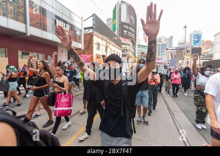 Toronto, Kanada – 5. Juni 2020. Tausende von Protestierenden gingen im Rahmen des protestmarsches für die Veränderung auf die Straße. Sie protestierten gegen Anti-Schwarz-Rassismus und Polizeibrutalität. Der Toronto march war einer von mehreren, die in anderen kanadischen Städten alle am selben Tag statt. Mark Spowart/Alamy Live News Stockfoto