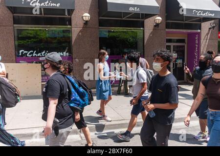 Toronto, Kanada – 5. Juni 2020. Tausende von Protestierenden gingen im Rahmen des protestmarsches für die Veränderung auf die Straße. Sie protestierten gegen Anti-Schwarz-Rassismus und Polizeibrutalität. Der Toronto march war einer von mehreren, die in anderen kanadischen Städten alle am selben Tag statt. Mark Spowart/Alamy Live News Stockfoto