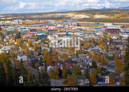 Blick auf die Stadt Whitehorse, Yukon Territory, Kanada. Bild von den Wanderwegen in der Nähe des internationalen Flughafens Erik Nielsen Whitehorse. Stockfoto