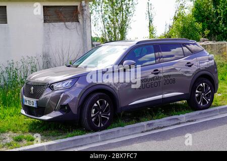 Bordeaux , Aquitaine / Frankreich - 06 01 2020 : Peugeot 2008 neues Auto vor dem französischen Autohaus geparkt Stockfoto